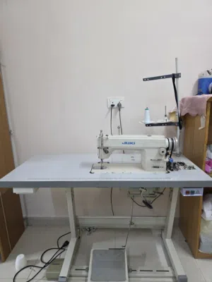 ماكينة خياطة صناعية من شركة JUKI