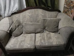 طقم كنب 7 مقاعد لون زيتي وذهبي بحالة ممتازة