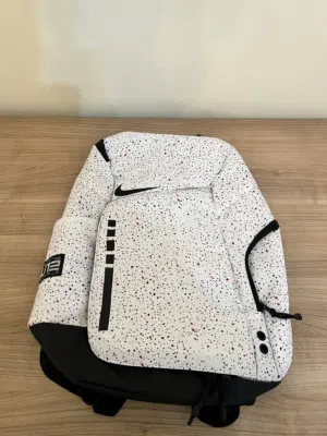 شنطة من شركة نايك