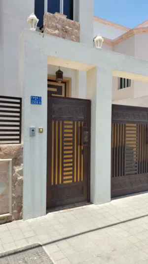 غرفة مع دورة مياه خاصة بها ومطبخ مشترك بسعر 125 ريال يشمل الماء والكهرباء والانترنت وسرير كبير مع