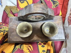 تحفة ديكور كلاسيكية – ساعة خشبية بطابع أثري مع حوامل شموع من النحاس