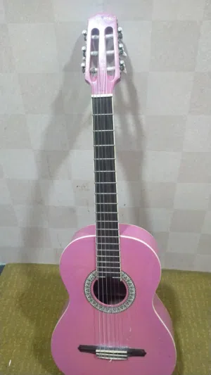 للبيع جيتار أصلي شركة gypsy rose حجم الجيتار اصغر من السي فور تي الجيتار بحالة جيدة والأوتار كذلك
