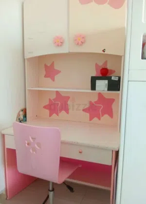 تسريحة شعر هيلو كيتي مع كرسي  hello kitty vanity with spinning chair