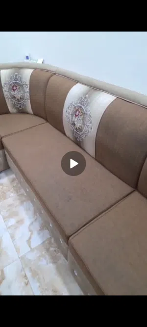 للبيع طقم جلوس على زاويتين بحاله ممتازة جدا لا كسور ولا شقوق ابدا قياس 270*260*270