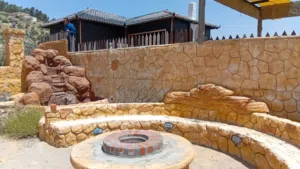 مررعه 4 دونم مرتفعه فيها شاليه كوخ