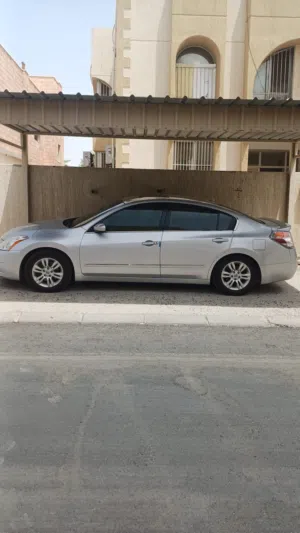 سياره نيسان التيما للبيع