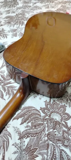 للبيع جيتار ياماها مستعمل نظيف بدون اوتار