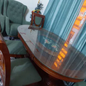 ميز 5 كراسي نظيف جدا وطاوله محفوره وخشب ثقيل مغطا بزجاج