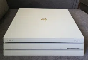 بلايستيشن 4 برو/PS4 pro لون أبيض للبيع (الرجاء قرائة الوصف)