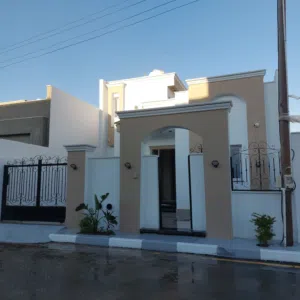 فيلا فاخرة أرضية للبيع بتصميم عصري