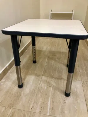 طاوله جانبيه بيضاء حاله ممتازة جدااا وقوية