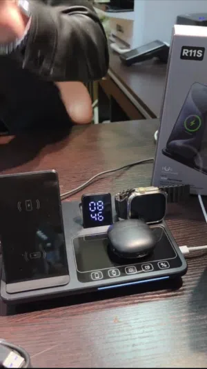 محطة الشحن اللاسلكية الذكية 4×1 جهاز أنيق يشحن  الموبايل الساعة الذكية السماعات اللاسلكية مع ساعة .