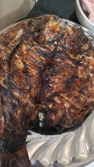 سمك سمتي عدل مع تمن احمر وطرشي ولبن وخضره وخبز وبصل وليمون