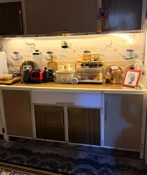 مكلف بالنشر الاغراض جدا نظيفه اي  غرفة نوم تركيه 8 قطع ومندر  كاونتر مترين مع