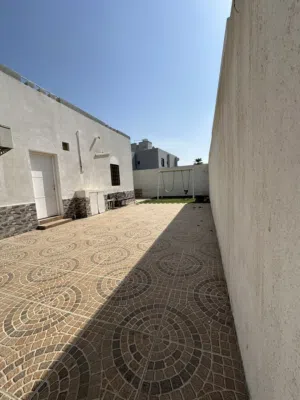 منزل ارضي صغير للإيجار يتضمن حوش كبير