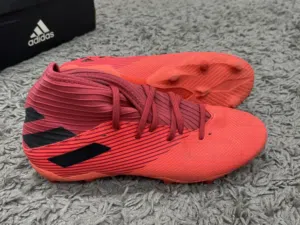 حذاء رياضي اديداس اصلي adidas بسعر 15دينار فقط ،إصدار ( Nemeziz) مستعمل استعمال خفيف جدًا