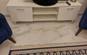 للبيع خزانه او طاولة تلفزيون بيضاء بادراج تخزين واسعه