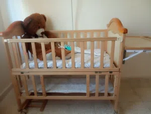 تخت اطفال لغاية عمر 4 سنوات خشب بحالة جيدة