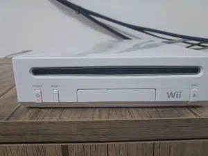 Nintendo wii للبيع شبه جديد مش مفتوح مهكر وفيه 10 العاب السعر 450 جهاز العاب