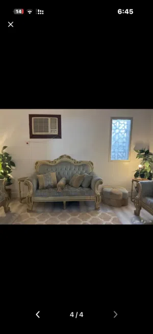 كنب  مع فرشتين ومده