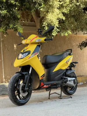 ابريليا 125الموطو ربي يبارك متشكي من شي من ورشه لاعشره ماشيه9000محرك كارونه فرشيله 10/10