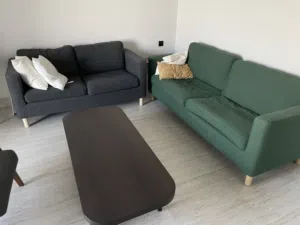 طقم كنب من ايكيا مزوج و ثلاثية + طاولة وسط خشب
