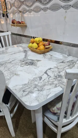 ميز طعام مع 3كرسي نظيف وجديد
