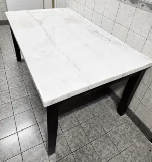 طاولة طعام رخام بحالة ممتازة جدا - Marble dining table in excellent condition