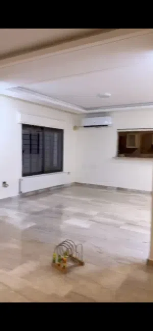 شقه طابق ارضي للايجار مقابل جامعه البتراء اسكان اكرم رمضان 54