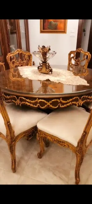 طقم كنب خشب دمياطي مع طاولة سفره وكراسيها..وبوفيه وطاولات وسط وجانبيه وثريات جانبيه عدد 2وثريات سقف