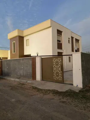 بسم الله الرحمن الرحيم  فيلا دورين للبيع مفصولات عين زاره فيلا للبيع عين زارة   شارع الهابي لاند