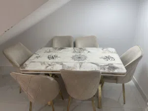 طاولة طعام مع 6 كراسي