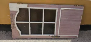 باب خشب ثقيل ومرتب بدو دهان الطول 1.80 والعرض 91