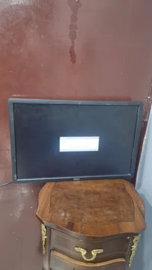شاشات كمبيوتر مستعمله وطاوله