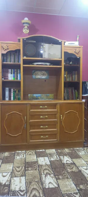بوفيه خشب ثقيل جدا مو النوع العادي فقط وحده من الجامات مكسوره جرارات خانات سليمه نظيفه جدا