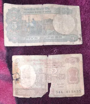 عملات ورقية قديمة متنوعة