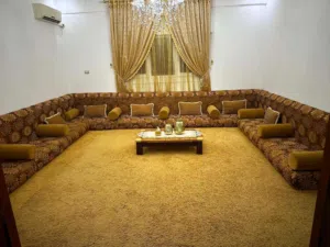 جلسة بالبساط والستار والطاولة بحالة ممتازة