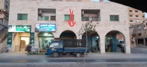 محل للإيجار في موقع تجاري مزدحم بمحلات الاثاث