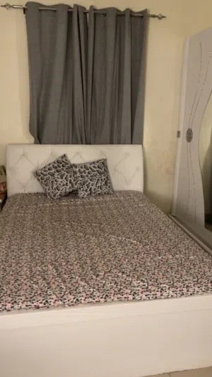 سرير ابيض نظيف مع مترس