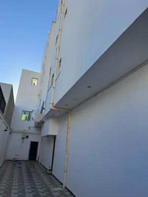 مبــــني إستثمـاري للبيع في الحي الجامعي خلف عالم الريمـوت