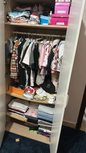 خزانة  اطفال  وكنبايه للبيع بحاله ممتازه استعمال سنه