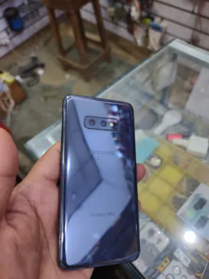 للبيع: Samsung Galaxy S10e  تصميم فاخر  كاميرا ممتازة  أداء سريع  الجهاز نظيف وجاهز للاستخدام.S