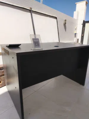 مكتب..... خشب..... لامنيت.... للبيع.... بحالة الوكالة......