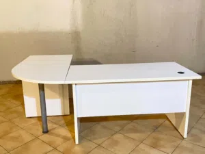 عدد 2 مكاتب اداريه جديدة بيضاء اللون