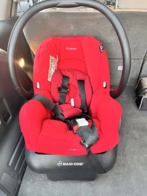 كرسي سيارة للأطفال Maxi-Cosi مع القاعدة – بحالة ممتازة Maxi-Cosi Infant Car Seat + Base – Excellent
