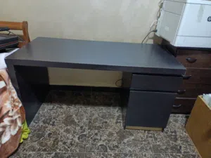 مكتب اسود حجم كبير