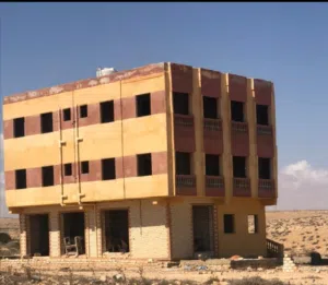 عماره قرب شاطئ عجيبه بالاضافه لأرض 450 م في مطروح للبيع