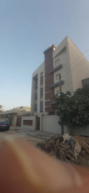 عمارة حديثة بيع  اماجرة خدمية تتكون بدروم و 4 شقق في نهاية 11 يوليو مطلة علي واجهة بحرية ومولد