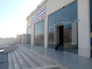 3 محلات تجارية للإيجار في سمائل على الشارع العام – 375 ريال فقط