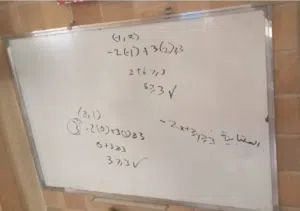 لوح وايت بورد تعليمي مقاس 2.40 * 1.20 متر مع اقلام ومحاية